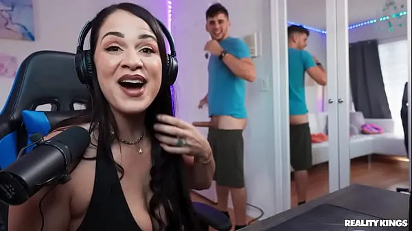 Streamer Stepmom Gets Down Dirty: MILF in Live Cam Action